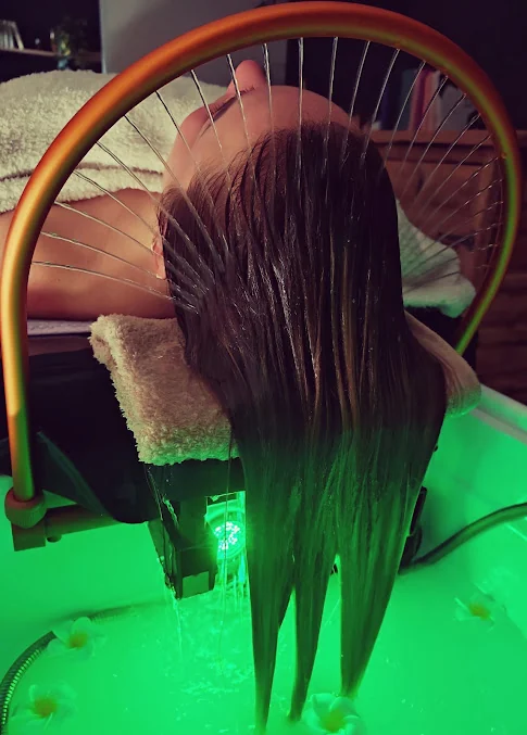 Un Head Spa en cours à l'institut YUMÉA Wellness, cheveux baignés sous l'arceau d'eau