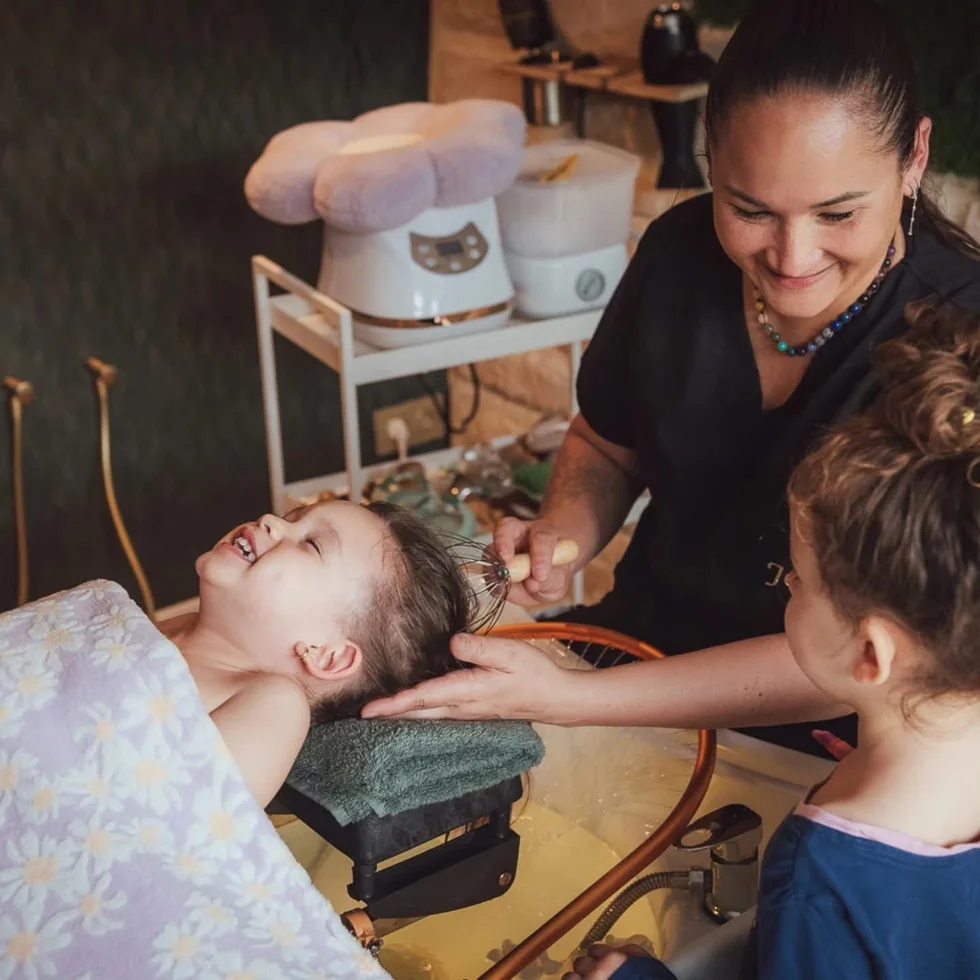 Un enfant souriant lors d'un Head Spa enfant chez YUMÉA Wellness