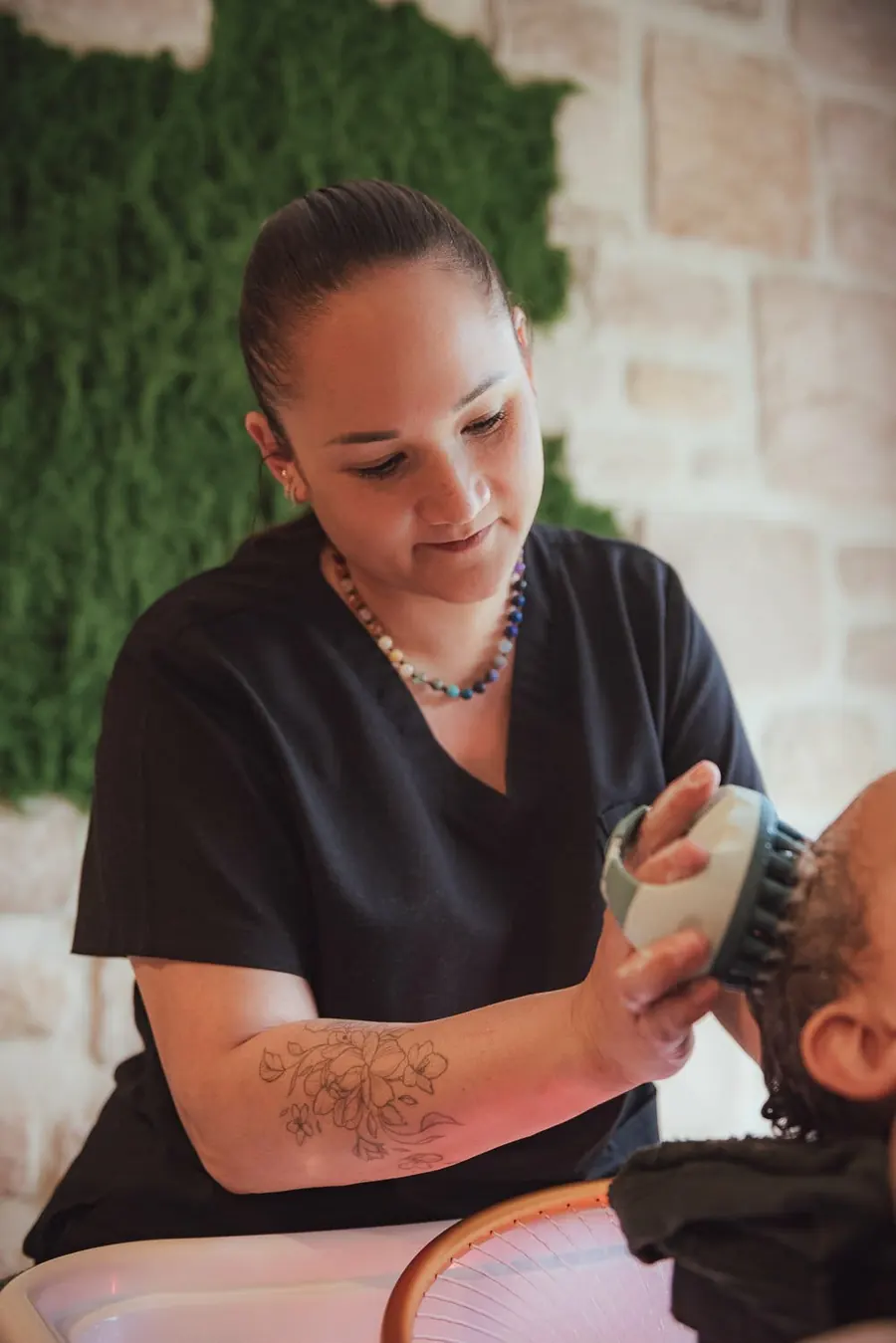Jessica Séré, fondatrice de YUMÉA Wellness, lors d'un Head Spa